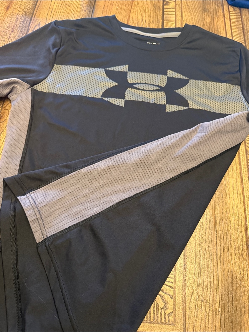 Under Armour Black Short-Sleeve Performance Tee with Gray Panels - Picture 4 of 6